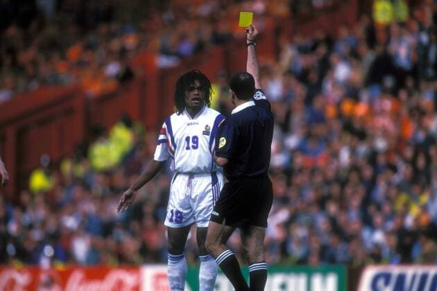 Christian Karembeu (Frankreich) wird von FIFA Schiedsrichter Antonio Lopez Nieto (Spanien) verwarnt Fußball Länderspiel Herren EM 1996, Nationalmannschaft, Nationaltrikot, Viertelfinale Gruppe Liverpool Fußball Länderspiel Herren EM 1996, Nationalmannschaft, Nationaltrikot, Viertelfinale Gruppe Liverpool