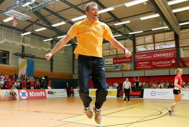 Deutscher Meister 2007 - Trainer Arnd Ludwig (Dresden) macht im Angesicht des Triumphes Freudensprünge Volleyball 1. BL Damen Saison 2006 2007, Dresdner SC, DSC Einzelbild Hamburg Freude, Begeisterung, Volleyball 1. BL Damen Saison 2006 2007, Dresdner SC, DSC Einzelbild Hamburg Freude, Begeisterung,
