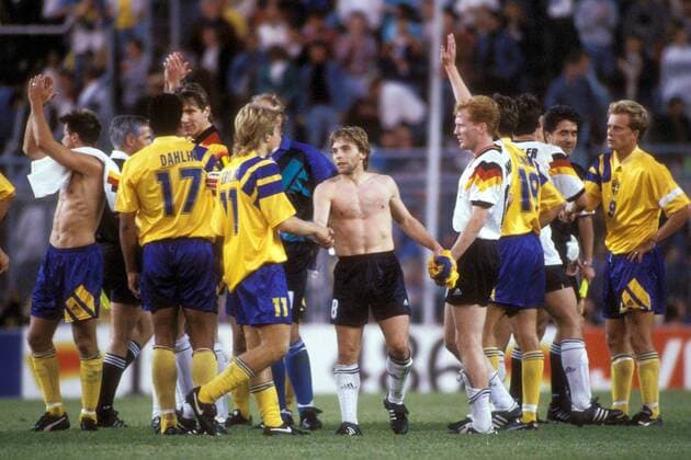 Thomas Häßler (Deutschland, Mitte re.) und Thomas Brolin (Schweden, Mitte li.) - Shakehands nach Spielende, Matthias Sammer (Deutschland, 5.v.re.) - Schlußjubel Fußball Länderspiel Herren EM 1992, Nationalmannschaft, Nationaltrikot, Schweden - Deutschland 2:3, Halbfinale, Vdia Gruppe Stockholm Freude, Enttäuschung, Fußball Länderspiel Herren EM 1992, Nationalmannschaft, Nationaltrikot, Schweden - Deutschland 2:3, Halbfinale, Vdia Gruppe Stockholm Freude, Enttäuschung,