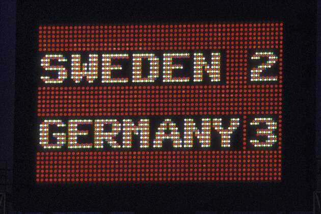 Sweden 2 Germany 3 - Endergebnis auf der Anzeigetafel des Rasunda Stadions nach dem EM Halbfinale 1992 Fußball Länderspiel Herren EM 1992, Nationalmannschaft, Schweden - Deutschland 2:3, Halbfinale, Vdia Einzelbild Stockholm Fußball Länderspiel Herren EM 1992, Nationalmannschaft, Schweden - Deutschland 2:3, Halbfinale, Vdia Einzelbild Stockholm