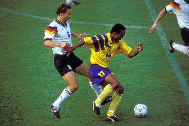 Martin Dahlin (Schweden, re.) gegen Guido Buchwald (Deutschland) Fußball Länderspiel Herren EM 1992, Nationalmannschaft, Nationaltrikot, Schweden - Deutschland 2:3, Halbfinale, Vdia Gruppe Stockholm Dynamik, Fußball Länderspiel Herren EM 1992, Nationalmannschaft, Nationaltrikot, Schweden - Deutschland 2:3, Halbfinale, Vdia Gruppe Stockholm Dynamik,
