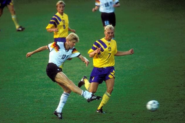 Stefan Effenberg (Deutschland, li.) gegen Klas Ingesson (Schweden) Fußball Länderspiel Herren EM 1992, Nationalmannschaft, Nationaltrikot, Schweden - Deutschland 2:3, Halbfinale, Vdia Gruppe Stockholm Dynamik, Fußball Länderspiel Herren EM 1992, Nationalmannschaft, Nationaltrikot, Schweden - Deutschland 2:3, Halbfinale, Vdia Gruppe Stockholm Dynamik,