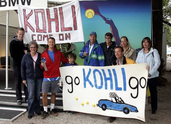 Philipp Kohlschreiber (Deutschland, 3.v.li.), Sieger der BMW Open 2007 und seine Mutter Maria (2.v.li.) bedanken sich bei einem Augsburger Fanclub für die Unterstützung Tennis Herren BMW Open 2007, ATP Tour, Vdig, o0 Finale, Endspiel, Gruppe München Tennis Herren BMW Open 2007, ATP Tour, Vdig, o0 Finale, Endspiel, Gruppe München