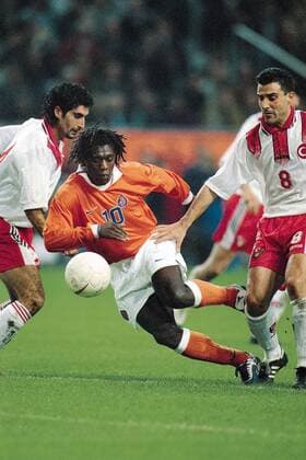 Clarence Seedorf (Niederlande, Mitte) am Ball - Fußball Länderspiel Herren WM Qualifikation 1997, Nationalmannschaft, Nationaltrikot Gruppe Amsterdam Dynamik, Fußball Länderspiel Herren WM Qualifikation 1997, Nationalmannschaft, Nationaltrikot Gruppe Amsterdam Dynamik,