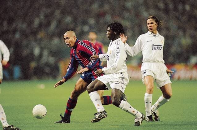 Ronaldo (FC Barcelona, li.) gegen Clarence Seedorf (Mitte), daneben Fernando Redondo (beide Real Madrid) - Fußball Herren Primera Division 1996 1997, 1. Spanische Liga, FC Barcelona - Real Madrid CF 1:0, Barca Gruppe Barcelona Dynamik, Fußball Herren Primera Division 1996 1997, 1. Spanische Liga, FC Barcelona - Real Madrid CF 1:0, Barca Gruppe Barcelona Dynamik,
