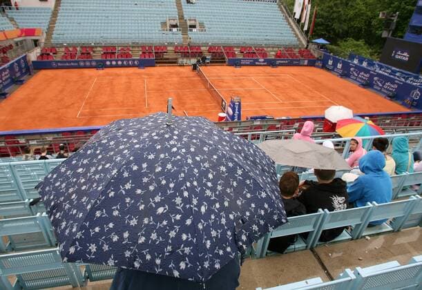 Zuschauer trotzen bei den Qatar Telecom German Open 2007 dem Regen und schützen sich mit Regenschirmen Tennis Damen Qatar Telecom German Open 2007, WTA Tour, Vogelperspektive, oben Totale Steffi Graf Stadion, Hundekehle Berlin o0 Wetter, Witterungsbedingungen Tennis Damen Qatar Telecom German Open 2007, WTA Tour, Vogelperspektive, oben Totale Steffi Graf Stadion, Hundekehle Berlin o0 Wetter, Witterungsbedingungen