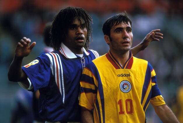 Gheorghe Hagi (Rumänien, re.) wird von Christian Karembeu (Frankreich) in Manndeckung genommen Fußball Länderspiel Herren EM 1996, Nationalmannschaft, Nationaltrikot, Gruppe B, Frankreich - Rumänien 1:0 Gruppe Newcastle Fußball Länderspiel Herren EM 1996, Nationalmannschaft, Nationaltrikot, Gruppe B, Frankreich - Rumänien 1:0 Gruppe Newcastle