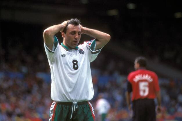 Hristo Stoichkov (Bulgarien) enttäuscht Fußball Länderspiel Herren EM 1996, Nationalmannschaft, Nationaltrikot, Gruppe B, Bulgarien - Spanien 1:1 Einzelbild Leeds Enttäuschung, Verzweiflung, Fußball Länderspiel Herren EM 1996, Nationalmannschaft, Nationaltrikot, Gruppe B, Bulgarien - Spanien 1:1 Einzelbild Leeds Enttäuschung, Verzweiflung,