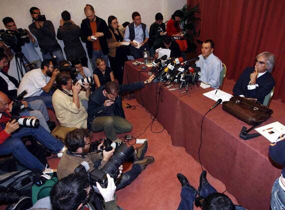 Ivan Basso (re. Mitte) äußert sich während einer Pressekonferenz zu seiner Verwicklung in die Dopingaffäre Fuentes, re. sein Rechtsanwalt Massimo Martinelli (beide Italien) -  Radsport Herren Straßenradsport 2007, Straße, Rad, Pressetermin, PK Totale o0 Operation Puerto Mailand Radsport Herren Straßenradsport 2007, Straße, Rad, Pressetermin, PK Totale o0 Operation Puerto Mailand