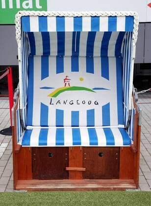 Strandkorb aus Langeoog als persönliche Trainerbank von Trainer Volker Finke (Freiburg) Fußball 2. BL Herren Saison 2006 2007, SC Freiburg Einzelbild Freiburg Fußball 2. BL Herren Saison 2006 2007, SC Freiburg Einzelbild Freiburg