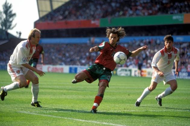 Joao Pinto (Portugal, Mitte) gegen Abdullah Ercan (li.) und Tugay Kerimoglu (beide Türkei) Fußball Länderspiel Herren EM 1996, Nationalmannschaft, Nationaltrikot, Portugal - Türkei 1:0, Gruppe D, Vdia Gruppe Nottingham Dynamik, Fußball Länderspiel Herren EM 1996, Nationalmannschaft, Nationaltrikot, Portugal - Türkei 1:0, Gruppe D, Vdia Gruppe Nottingham Dynamik,