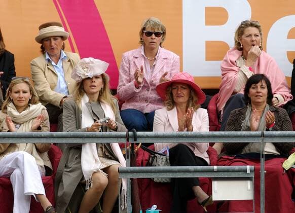 Ladies Day während der Qatar Telecom German Open 2007 in Berlin: Die Damen der High society spenden verhalten Beifall Tennis Damen Qatar Telecom German Open 2007, WTA Tour Gruppe Hundekehle Berlin Tennis Damen Qatar Telecom German Open 2007, WTA Tour Gruppe Hundekehle Berlin