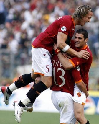 Torjubel AS Rom, v.li.: Philippe Mexes, Chivu und Simone Perrotta - Fußball Herren Coppa Italia 2006 2007, Italienischer Pokal, Pokalspiel, Halbfinale, AS Rom, Roma Gruppe Rom Begeisterung, Freude, Fußball Herren Coppa Italia 2006 2007, Italienischer Pokal, Pokalspiel, Halbfinale, AS Rom, Roma Gruppe Rom Begeisterung, Freude,