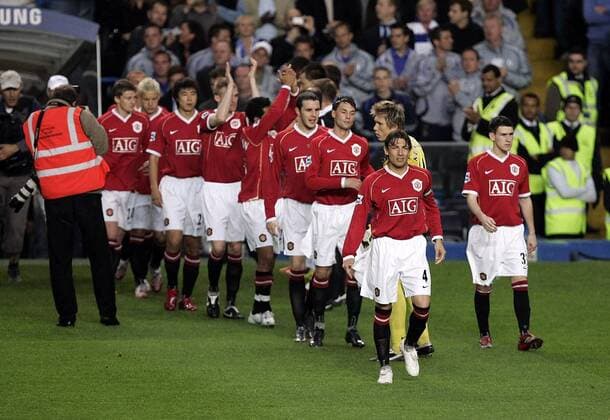 Mannschaftskapitän Gabriel Heinze (Manchester United, vorn) führt sein Team aufs Feld -  Fußball Herren English Premier League 2006 2007, 1. Englische Liga, ManU Totale London Fußball Herren English Premier League 2006 2007, 1. Englische Liga, ManU Totale London