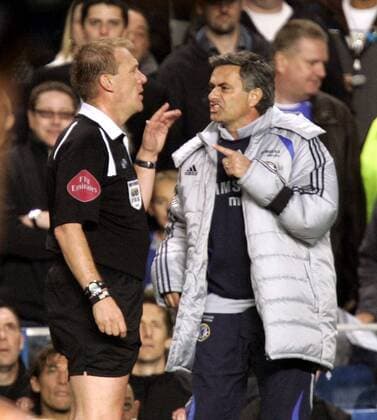 Trainer Jose Mourinho (Chelsea) streitet mit FIFA Schiedsrichter Graham Poll -  Fußball Herren English Premier League 2006 2007, 1. Englische Liga, Chelsea FC London Gruppe London Spannung, Wut, Fußball Herren English Premier League 2006 2007, 1. Englische Liga, Chelsea FC London Gruppe London Spannung, Wut,