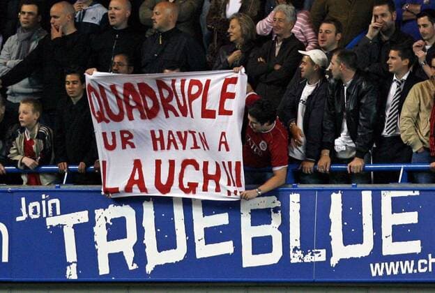 Quadruple ur havin a Laugh!!! - Manchester United Fans verspotten Chelsea, das vom Triumph in allen vier Wettbewerben träumte - EDITORIAL USE ONLY. No use with unauthorised audio, video, data, fixture lists, club league logos or live services. Online in-match use limited to 120 images, no video emulation. No use in betting, games or single club league player publications. Fußball Herren English Premier League 2006 2007, 1. Englische Liga, Chelsea FC London - Manchester United 0:0, ManU Gruppe London Fußball Herren English Premier League 2006 2007, 1. Englische Liga, Chelsea FC London - Manchester United 0:0, ManU Gruppe London