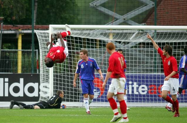 Victor Moses (England U17, li.) - Torjubel mit Salto - (pan20172) Fußball EM Herren U 17 Europameisterschaft 2007, Länderspiel, Nationalteam, Nachwuchs, Jugend, Junioren, Halbfinale Gruppe Tubize Freude, Begeisterung, Enttäuschung, Fußball EM Herren U 17 Europameisterschaft 2007, Länderspiel, Nationalteam, Nachwuchs, Jugend, Junioren, Halbfinale Gruppe Tubize Freude, Begeisterung, Enttäuschung,