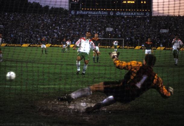 Hristo Stoitchkov (Bulgarien) trifft gegen Torwart Andreas Köpke (Deutschland) per Elfmeter zum 1:2 Fußball Länderspiel Herren EM Qualifikation 1995, Nationalmannschaft, Nationaltrikot, Bulgarien - Deutschland 3:2 Gruppe Sofia Dynamik, Fußball Länderspiel Herren EM Qualifikation 1995, Nationalmannschaft, Nationaltrikot, Bulgarien - Deutschland 3:2 Gruppe Sofia Dynamik,