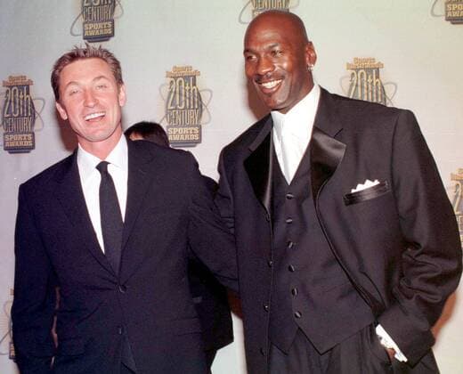 Michael Jordan (re.) und Wayne Gretzky (beide USA) werden von der Zeitschrift Sports Illustrated als Beste Sportler des 20. Jahrhunderts in ihrer jeweiligen Sportart ausgezeichnet -  (NYP99120316) Basketball Herren Preisverleihung 1999, Auszeichnung, Spielerauszeichnung, Ehrung, Spielerehrung Gruppe New York, NY, N Y Freude, Basketball Herren Preisverleihung 1999, Auszeichnung, Spielerauszeichnung, Ehrung, Spielerehrung Gruppe New York, NY, N Y Freude,