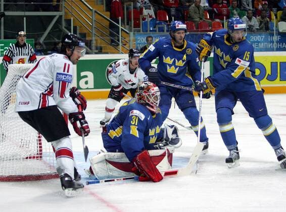 Justin Williams (li.) und Mike Cammalleri (hi., beide Kanada) sowie Torwart Johan Bäcklund (Mitte), Rickard Wallin (re.) und Dick Tärnström (alle Schweden) in Erwartung des Pucks - Eishockey WM Herren WM 2007, Länderspiel, Nationalteam, Nationaltrikot, Halbfinale, Kanada - Schweden 4:1 Gruppe Moskau Dynamik, Spannung, Eishockey WM Herren WM 2007, Länderspiel, Nationalteam, Nationaltrikot, Halbfinale, Kanada - Schweden 4:1 Gruppe Moskau Dynamik, Spannung,