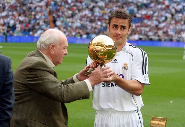 Fabio Cannavaro (Real Madrid) wird zu Europas Fußballer des Jahres 2006 gekürt und erhält die Auszeichnung von Ehrenpräsident Alfredo di Stefano (beide Real Madrid) -  Fußball Herren Primera Division 2006 2007, 1. Spanische Liga, Real Madrid CF Gruppe Madrid Freude, Fußball Herren Primera Division 2006 2007, 1. Spanische Liga, Real Madrid CF Gruppe Madrid Freude,