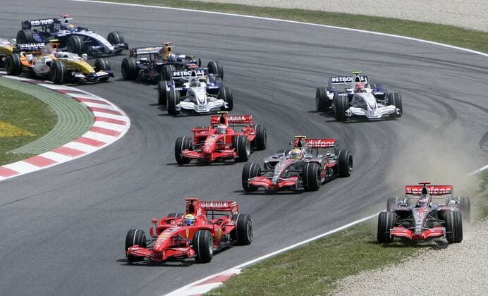 Fernando Alonso (Spanien McLaren Mercedes, re.) kommt beim Versuch Felipe Massa (Brasilien Ferrari, vorn) zu überholen aufs Grün, dahinter Lewis Hamilton (England McLaren Mercedes, 3.v.re.) und Kimi Räikkönen (Finnland Ferrari) (Serie 2 4) Motorsport Grand Prix Herren Großer Preis von Spanien 2007, Formel 1 Weltmeisterschaft, F1, F, GP, WM Totale o0 Circuit de Catalunya Barcelona Motorsport Grand Prix Herren Großer Preis von Spanien 2007, Formel 1 Weltmeisterschaft, F1, F, GP, WM Totale o0 Circuit de Catalunya Barcelona