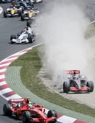 Fernando Alonso (Spanien McLaren Mercedes, re.) gerät beim Versuch Felipe Massa (Brasilien Ferrari, li.) zu überholen ins Kiesbett (Serie 4 4) Motorsport Grand Prix Herren Großer Preis von Spanien 2007, Formel 1 Weltmeisterschaft, F1, F, GP, WM Gruppe o0 Circuit de Catalunya Barcelona Motorsport Grand Prix Herren Großer Preis von Spanien 2007, Formel 1 Weltmeisterschaft, F1, F, GP, WM Gruppe o0 Circuit de Catalunya Barcelona