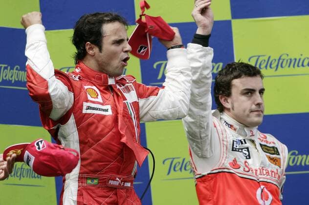 Felipe Massa (Brasilien Ferrari, li.) und Fernando Alonso (Spanien McLaren Mercedes) bei der Siegerehrung des GP von Spanien 2007 Motorsport Grand Prix Herren Großer Preis von Spanien 2007, Formel 1 Weltmeisterschaft, F1, F, GP, WM Gruppe o0 Circuit de Catalunya Barcelona Freude, Motorsport Grand Prix Herren Großer Preis von Spanien 2007, Formel 1 Weltmeisterschaft, F1, F, GP, WM Gruppe o0 Circuit de Catalunya Barcelona Freude,