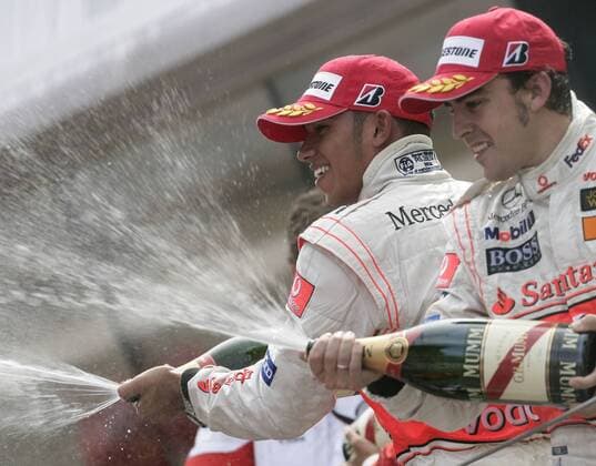 Fernando Alonso (Spanien, re.) und Lewis Hamilton (England beide McLaren Mercedes) bei der Sektdusche Motorsport Grand Prix Herren Großer Preis von Spanien 2007, Formel 1 Weltmeisterschaft, F1, F, GP, WM Gruppe o0 Circuit de Catalunya Barcelona Freude, Motorsport Grand Prix Herren Großer Preis von Spanien 2007, Formel 1 Weltmeisterschaft, F1, F, GP, WM Gruppe o0 Circuit de Catalunya Barcelona Freude,