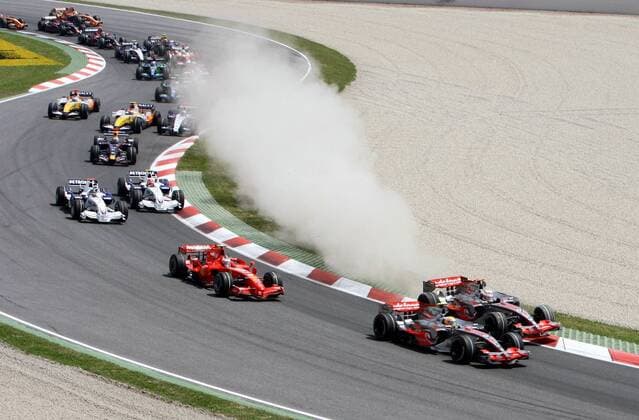 Fernando Alonso (Spanien, re.) mit seinem Boliden auf Abwegen, Teamkollege Lewis Hamilton (England beide McLaren Mercedes, 2.v.re.) rast vorbei, dahinter Kimi Räikkönen (Finnland Ferrari) Motorsport Grand Prix Herren Großer Preis von Spanien 2007, Formel 1 Weltmeisterschaft, F1, F, GP, WM Totale Feld, Teilnehmer, Teilnehmerfeld Starterfeld Barcelona, Fahrer, o0 Circuit de Catalunya Motorsport Grand Prix Herren Großer Preis von Spanien 2007, Formel 1 Weltmeisterschaft, F1, F, GP, WM Totale Feld, Teilnehmer, Teilnehmerfeld Starterfeld Barcelona, Fahrer, o0 Circuit de Catalunya