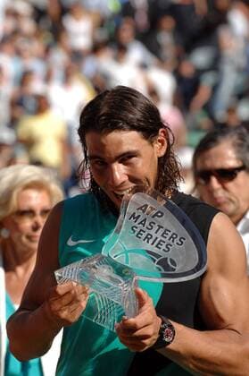 Rafael Nadal (Spanien) - Sieger der Internazionali BNL d Italia 2007 testet den Pokal auf seine Bißfestigkeit - Tennis Herren Internazionali BNL d Italia 2007, ATP Master Series, Tour, dItalia, Finale Endspiel, Vdig Einzelbild Rom Freude, Begeisterung, Tennis Herren Internazionali BNL d Italia 2007, ATP Master Series, Tour, dItalia, Finale Endspiel, Vdig Einzelbild Rom Freude, Begeisterung,
