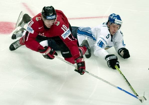 Jordan Staal (Kanada, li.) gegen Lasse Kukkonen (Finnland) - Eishockey WM Herren WM 2007, Länderspiel, Nationalmannschaft, Nationaltrikot, Finale, Endspiel Gruppe Moskau Dynamik, Eishockey WM Herren WM 2007, Länderspiel, Nationalmannschaft, Nationaltrikot, Finale, Endspiel Gruppe Moskau Dynamik,