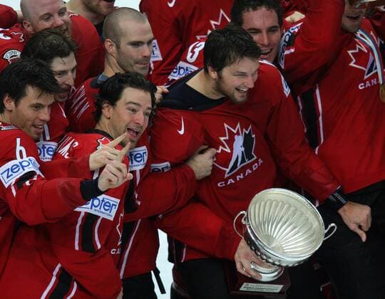 Kanada ist Weltmeister 2007 - Rick Nash (re.) wurde zum wertvollsten Spieler der WM gewählt, daneben Justin Williams (3.v.li.) und Barret Jackman (4.v.li.) - Eishockey WM Herren WM 2007, Länderspiel, Nationalmannschaft, Nationaltrikot, Finale, Endspiel Gruppe Moskau Freude, Eishockey WM Herren WM 2007, Länderspiel, Nationalmannschaft, Nationaltrikot, Finale, Endspiel Gruppe Moskau Freude,