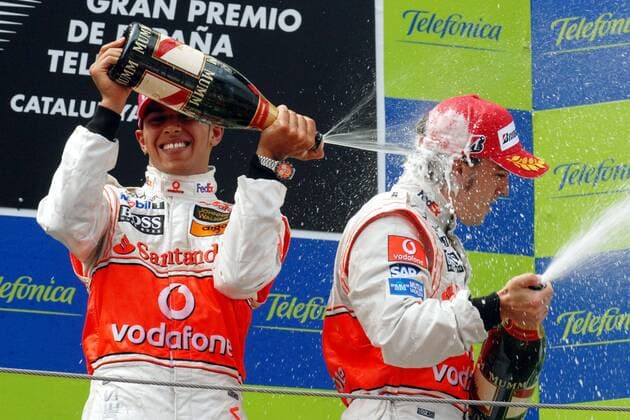 Siegerehrung GP von Spanien 2007: Lewis Hamilton (England, li.) verpasst Fernando Alonso (Spanien beide McLaren Mercedes) eine Sektdusche -  Motorsport Herren Großer Preis von Spanien 2007, Formel 1 Weltmeisterschaft, F1, F, GP, WM Gruppe Circuit de Catalunya Barcelona Freude, Motorsport Herren Großer Preis von Spanien 2007, Formel 1 Weltmeisterschaft, F1, F, GP, WM Gruppe Circuit de Catalunya Barcelona Freude,
