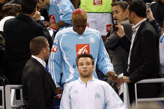 Djibril Cisse (oben) und Mathieu Valbuena (beide Marseille) gehen nach dem verloren gegangenen Endspiel im Coupe de France enttäuscht ab - (pan20215) Fußball Herren Coupe de France 2006 2007, Französischer Pokal, Pokalspiel, Finale, Endspiel, OM Gruppe Paris Enttäuschung, Fußball Herren Coupe de France 2006 2007, Französischer Pokal, Pokalspiel, Finale, Endspiel, OM Gruppe Paris Enttäuschung,