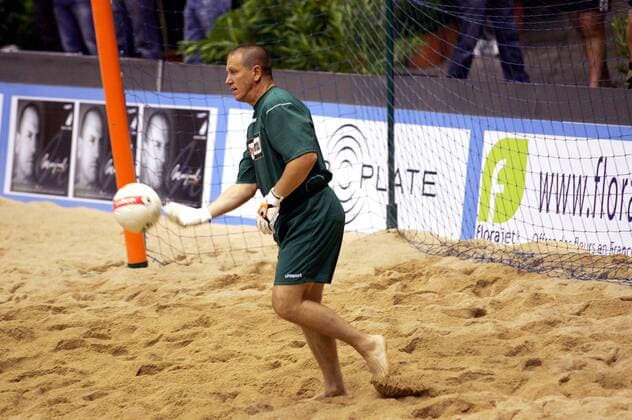 Torwart Pascal Olmeta (Frankreich) am Ball -  (pan20214) Beachsoccer Herren Beach Soccer 2007, Beachfußball, Beach Fußball, Einzelbild Halle, Indoor Lyon Beachsoccer Herren Beach Soccer 2007, Beachfußball, Beach Fußball, Einzelbild Halle, Indoor Lyon  
