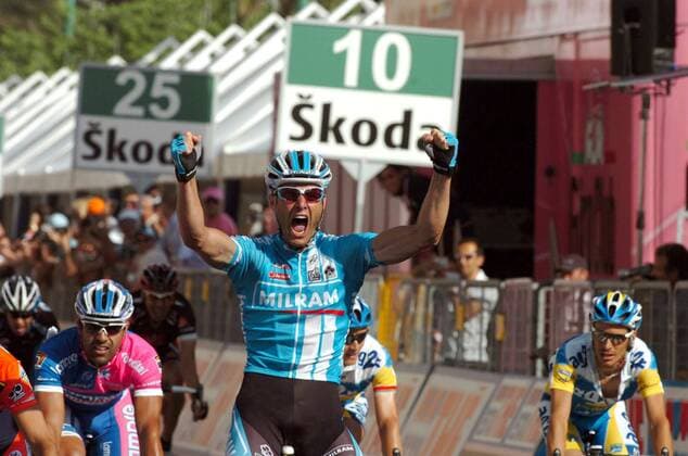 Alessandro Petacchi (Italien Milram, Mitte) gewinnt die 3. Etappe des Giro dItalia 2007 - Radsport Herren 90. Giro dItalia 2007, d Italia, ProTour, Straßenradsport, Straße, Rad, Gruppe 3. Etappe: Barumini - Cagliari Freude, Begeisterung, Radsport Herren 90. Giro dItalia 2007, d Italia, ProTour, Straßenradsport, Straße, Rad, Gruppe 3. Etappe: Barumini - Cagliari Freude, Begeisterung,