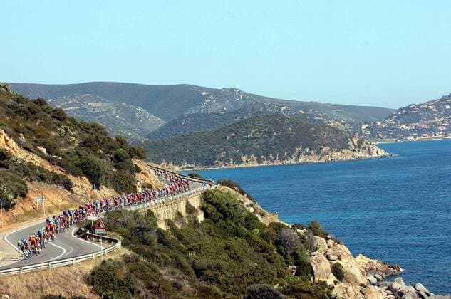 Das Peloton zur 3. Etappe des Giro dItalia 2007 auf einer Küstenstraße der Insel Sardinien im Mittelmeer - Radsport Herren 90. Giro dItalia 2007, d Italia, ProTour, Straßenradsport, Straße, Rad, Totale 3. Etappe: Barumini - Cagliari Radsport Herren 90. Giro dItalia 2007, d Italia, ProTour, Straßenradsport, Straße, Rad, Totale 3. Etappe: Barumini - Cagliari