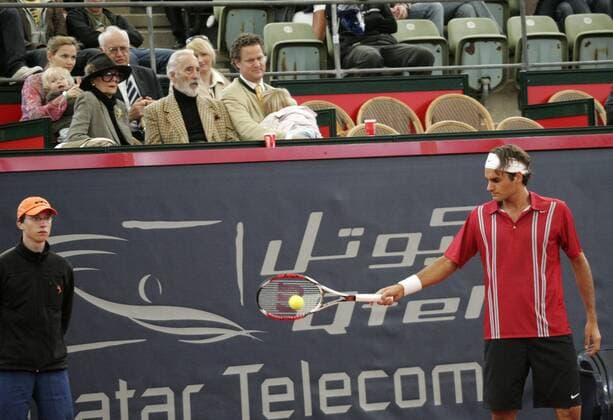 Roger Federer (Schweiz) wird von Schauspieler Christopher Lee (Großbritannien, Mitte) nebst Gattin Gitte und Regisseur Florian Henckel von Donnersmarck (Deutschland) beäugt Tennis Herren Masters Series Hamburg 2007, ATP Tour Totale Am Hamburger Rothenbaum o0 Prominente Hamburg Tennis Herren Masters Series Hamburg 2007, ATP Tour Totale Am Hamburger Rothenbaum o0 Prominente Hamburg