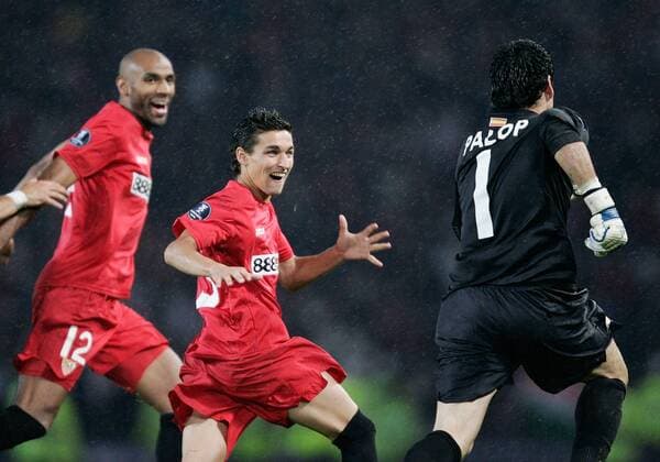 Torwart Andres Palop (re.) jubelt mit Jesus Navas (Mitte) und Frederic Kanoute (alle FC Sevilla) -  Fußball EC 3 Herren UEFA Cup 2006 2007, Pokal, Europapokal, Finale, Endspiel, FC Sevilla Gruppe Glasgow Begeisterung, Freude, Fußball EC 3 Herren UEFA Cup 2006 2007, Pokal, Europapokal, Finale, Endspiel, FC Sevilla Gruppe Glasgow Begeisterung, Freude,