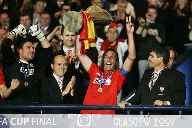 Siegerehrung UEFA Cup 2006 2007, v.li.: Torwart Andres Palop, Präsident Jose Maria del Nido, Javi Navarro mit dem Pokal und Trainer Juan de la Cruz Ramos (alle FC Sevilla), dahinter Kronprinz Felipe von Spanien (Mitte) - Fußball EC 3 Herren UEFA Cup 2006 2007, Pokal, Europapokal, Finale, Endspiel, FC Sevilla Gruppe Peace, Victory Zeichen o0 Tribüne Glasgow o0 Adelshaus, spanisches Königshaus, Prinz Freude, Fußball EC 3 Herren UEFA Cup 2006 2007, Pokal, Europapokal, Finale, Endspiel, FC Sevilla Gruppe Peace, Victory Zeichen o0 Tribüne Glasgow o0 Adelshaus, spanisches Königshaus, Prinz Freude,