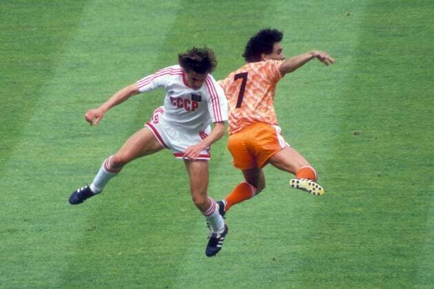 Fußball, EM Finale 1988 in München, Niederlande - Sowjetunion 2:0 Vassili Rats (Sowjetunion, li.) und Gerald Vanenburg (Niederlande) - gemeinsame Flugeinlage Fußball Länderspiel Herren EM 1988, Nationalmannschaft, Nationaltrikot, Finale, Endspiel, SU, Niederlande - UdSSR 2:0 Gruppe Aufmacher München Dynamik, Höhe, Fußball Länderspiel Herren EM 1988, Nationalmannschaft, Nationaltrikot, Finale, Endspiel, SU, Niederlande - UdSSR 2:0 Gruppe Aufmacher München Dynamik, Höhe,
