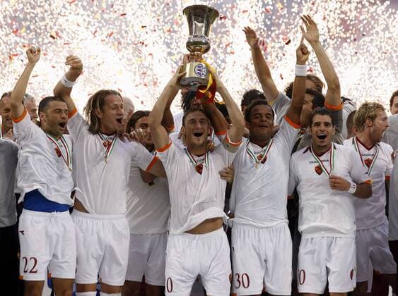 AS Rom ist italienischer Pokalsieger, v.li.: Max Tonetto, Philippe Mexes, Francesco Totti mit Trophäe, Mancini, Simone Perrotta und Christian Wilhelmsson -  Fußball Herren Coppa Italia 2006 2007, Italienischer Pokal, Pokalspiel, Finale, Endspiel, Pokalendspiel Pokalfinale Gruppe Mailand Freude, Begeisterung, Fußball Herren Coppa Italia 2006 2007, Italienischer Pokal, Pokalspiel, Finale, Endspiel, Pokalendspiel Pokalfinale Gruppe Mailand Freude, Begeisterung,