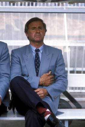 Fußball, EM Finale 1984 in Paris, Frankreich - Spanien Nationaltrainer Michel Hidalgo (Frankreich) auf der Trainerbank Fußball Länderspiel Herren EM 1984, Nationalmannschaft, Finale, Endspiel Einzelbild Paris Fußball Länderspiel Herren EM 1984, Nationalmannschaft, Finale, Endspiel Einzelbild Paris