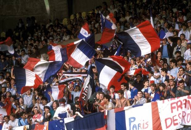 Fußball, EM Finale 1984 in Paris, Frankreich - Spanien Fahnenmeer im französischen Fanblock Fußball Länderspiel Herren EM 1984, Nationalmannschaft, Finale, Endspiel, Frankreich, französisch, französische, französischer Gruppe Paris Fußball Länderspiel Herren EM 1984, Nationalmannschaft, Finale, Endspiel, Frankreich, französisch, französische, französischer Gruppe Paris