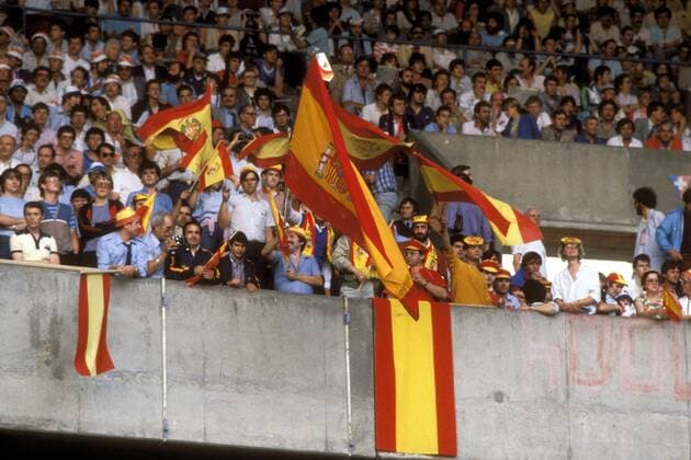 Fußball, EM Finale 1984 in Paris, Frankreich - Spanien Spanische Fans schwenken ihre Fahnen Fußball Länderspiel Herren EM 1984, Nationalmannschaft, Finale, Endspiel, Spanien, spanisch, spanischer Totale Paris Fußball Länderspiel Herren EM 1984, Nationalmannschaft, Finale, Endspiel, Spanien, spanisch, spanischer Totale Paris