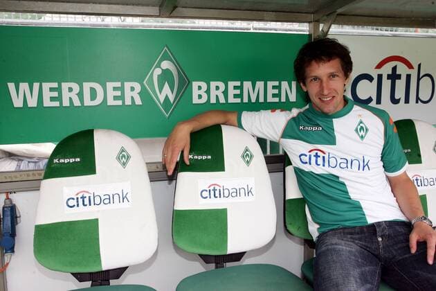 Frank Baumann (Bremen) präsentiert die Citibank als neuen Hauptsponsor auf Trikot und Bank Fußball 1. BL Herren Saison 2006 2007 2008, SV Werder Bremen, Präsentation, Pressetermin, Trikotpräsentation, Vdig Einzelbild Trikotsponsor, Bank, Ersatzbank Bremen, Logo, Emblem, Vereinslogo, Vereinsemblem Fußball 1. BL Herren Saison 2006 2007 2008, SV Werder Bremen, Präsentation, Pressetermin, Trikotpräsentation, Vdig Einzelbild Trikotsponsor, Bank, Ersatzbank Bremen, Logo, Emblem, Vereinslogo, Vereinsemblem