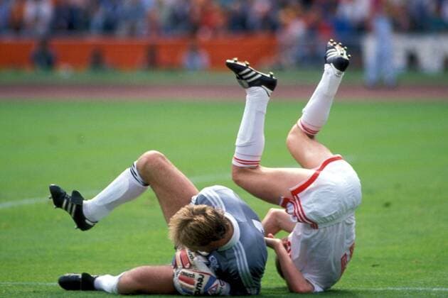 Fußball, EM Finale 1988 in München, Niederlande - Sowjetunion 2:0 Torwart Hans van Breukelen (Niederlande) sichert den Ball vor Igor Belanov (Sowjetunion) Fußball Länderspiel Herren EM 1988, Nationalmannschaft, Nationaltrikot, Finale, Endspiel, Niederlande - UdSSR 2:0, SU Gruppe München Dynamik, Abwehr, Kampf, Fußball Länderspiel Herren EM 1988, Nationalmannschaft, Nationaltrikot, Finale, Endspiel, Niederlande - UdSSR 2:0, SU Gruppe München Dynamik, Abwehr, Kampf,