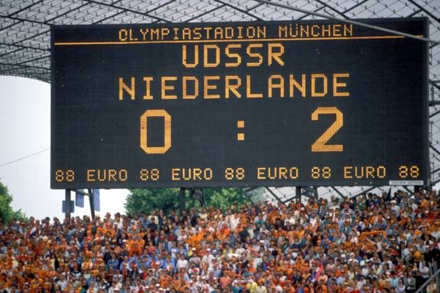 Fußball, EM Finale 1988 in München, Niederlande - Sowjetunion 2:0 UdSSR gegen Niederlande 0:2 - auf der Anzeigetafel des Münchner Olympiastadions wird der Spielstand verkündet Fußball Länderspiel Herren EM 1988, Nationalmannschaft, Nationaltrikot, Finale, Endspiel, Niederlande - Sowjetunion 2:0, SU Totale Olympiastadion München Fußball Länderspiel Herren EM 1988, Nationalmannschaft, Nationaltrikot, Finale, Endspiel, Niederlande - Sowjetunion 2:0, SU Totale Olympiastadion München