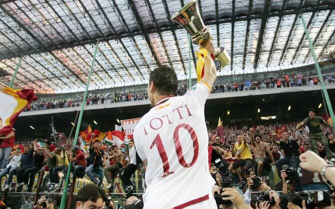 Francesco Totti (AS Rom) präsentiert den Fans den italienischen Pokal 2007 -  Fußball Herren Coppa Italia 2006 2007, Italienischer Pokal, Pokalspiel, Finale, Endspiel, Pokalfinale Pokalendspiel Totale Fotokamera Fotograf, Sportfotograf Mailand Freude, Begeisterung, Fußball Herren Coppa Italia 2006 2007, Italienischer Pokal, Pokalspiel, Finale, Endspiel, Pokalfinale Pokalendspiel Totale Fotokamera Fotograf, Sportfotograf Mailand Freude, Begeisterung,